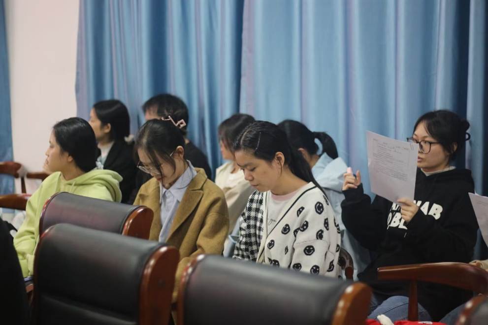 图片包含 窗帘, 人, 室内, 椅子 AI 生成的内容可能不正确。