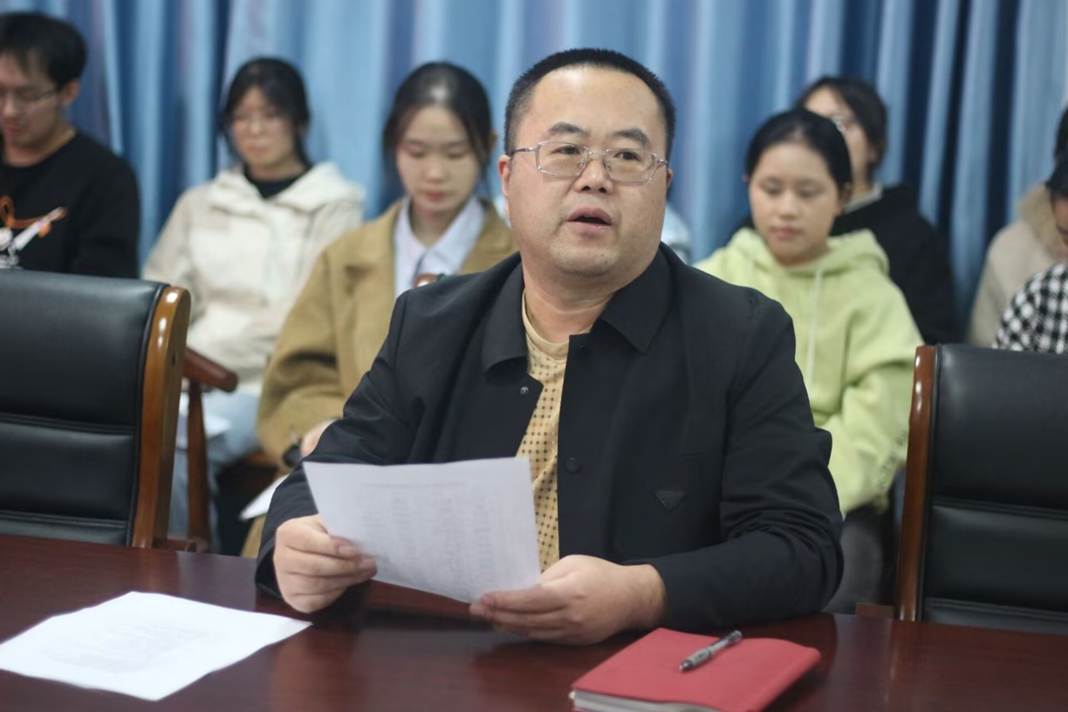 几个人在桌子上 AI 生成的内容可能不正确。