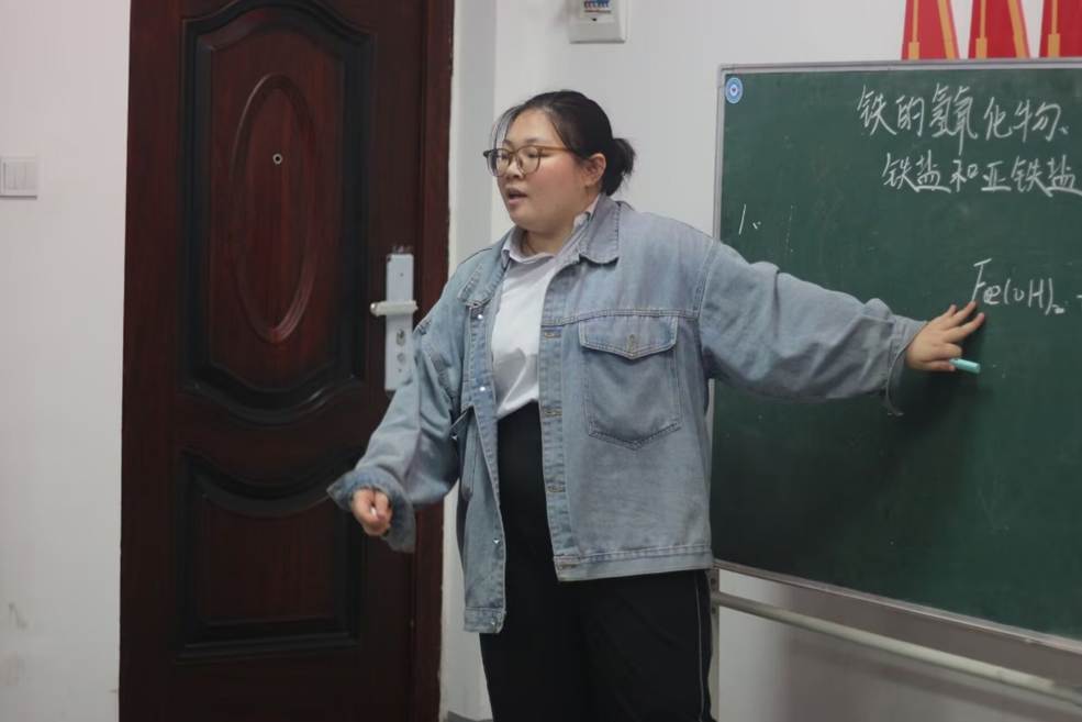 男人站在门前 AI 生成的内容可能不正确。